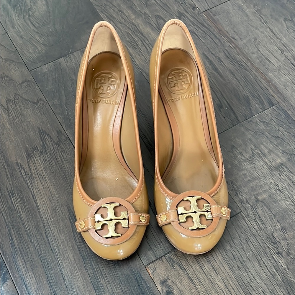 Tory Burch Tan Leather Heels with Signature Medallion